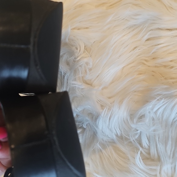 Fit Flop The Skinny Criss Cross Leather Sandal - Picture 4 of 5